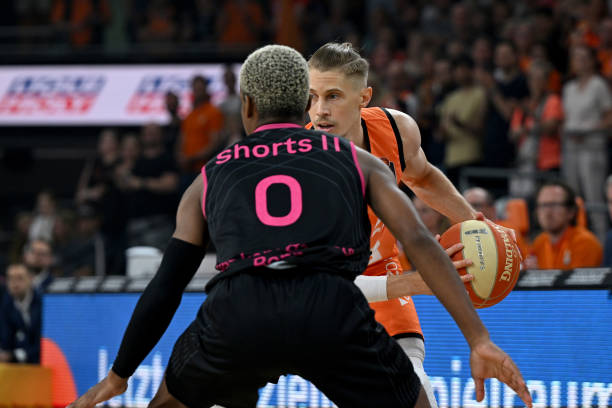 卫也频频破 卫也频频破